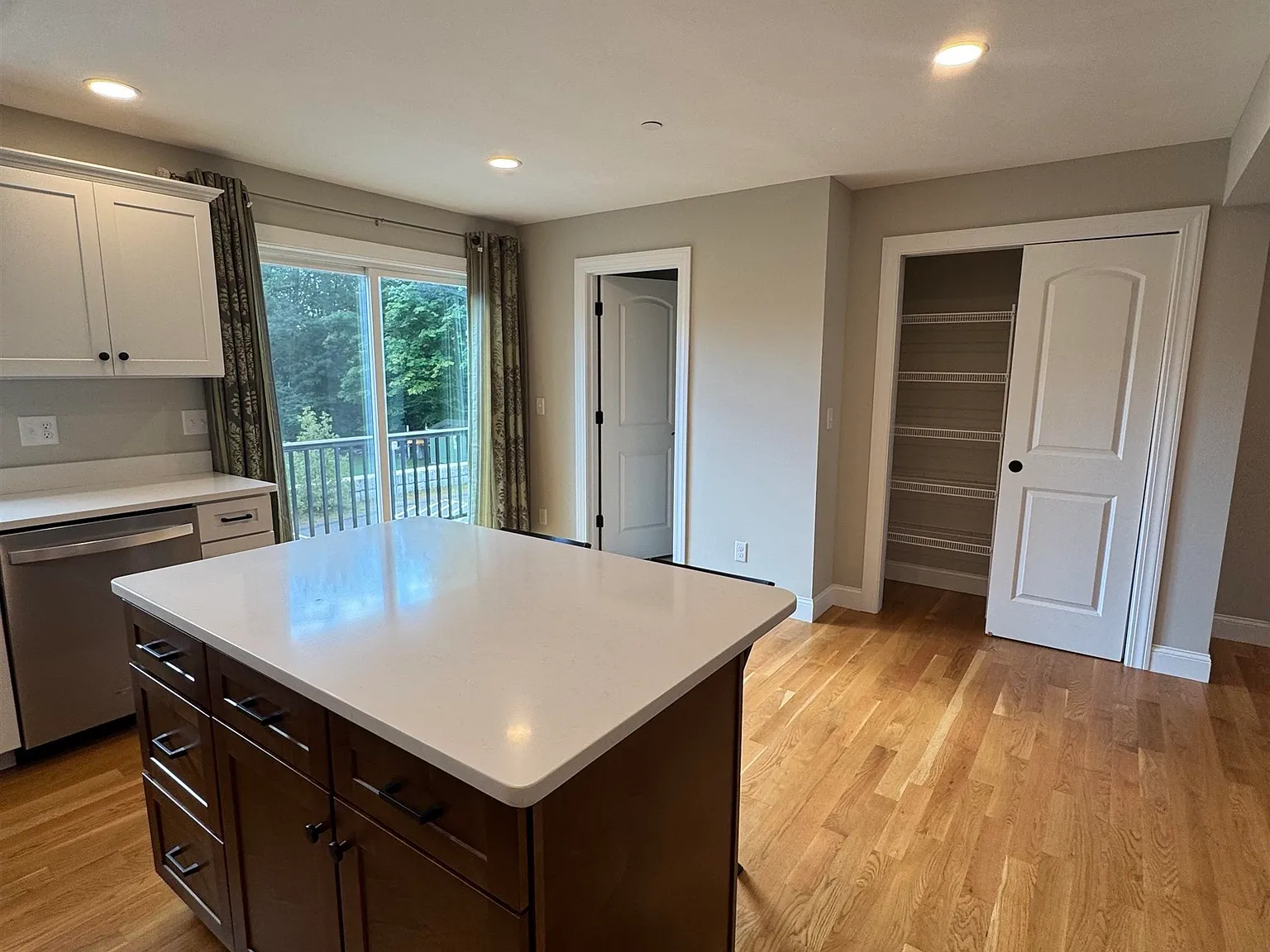 3 bed, 2.0 bath, 1726 sqft, $3,300 — Photo 4
