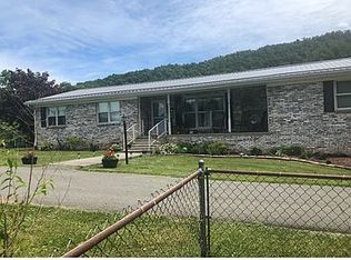 455 10th St, Rainelle, WV 25962