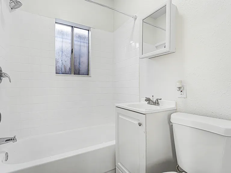 221 S Avenue 19 #221-1/4 — Photo 3