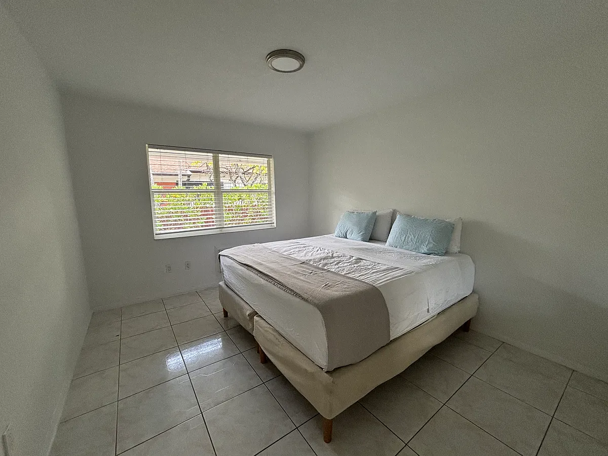 Building Photo - 424 NE 64th St #2