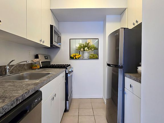 2nd image of 175 W 90th St APT 3F