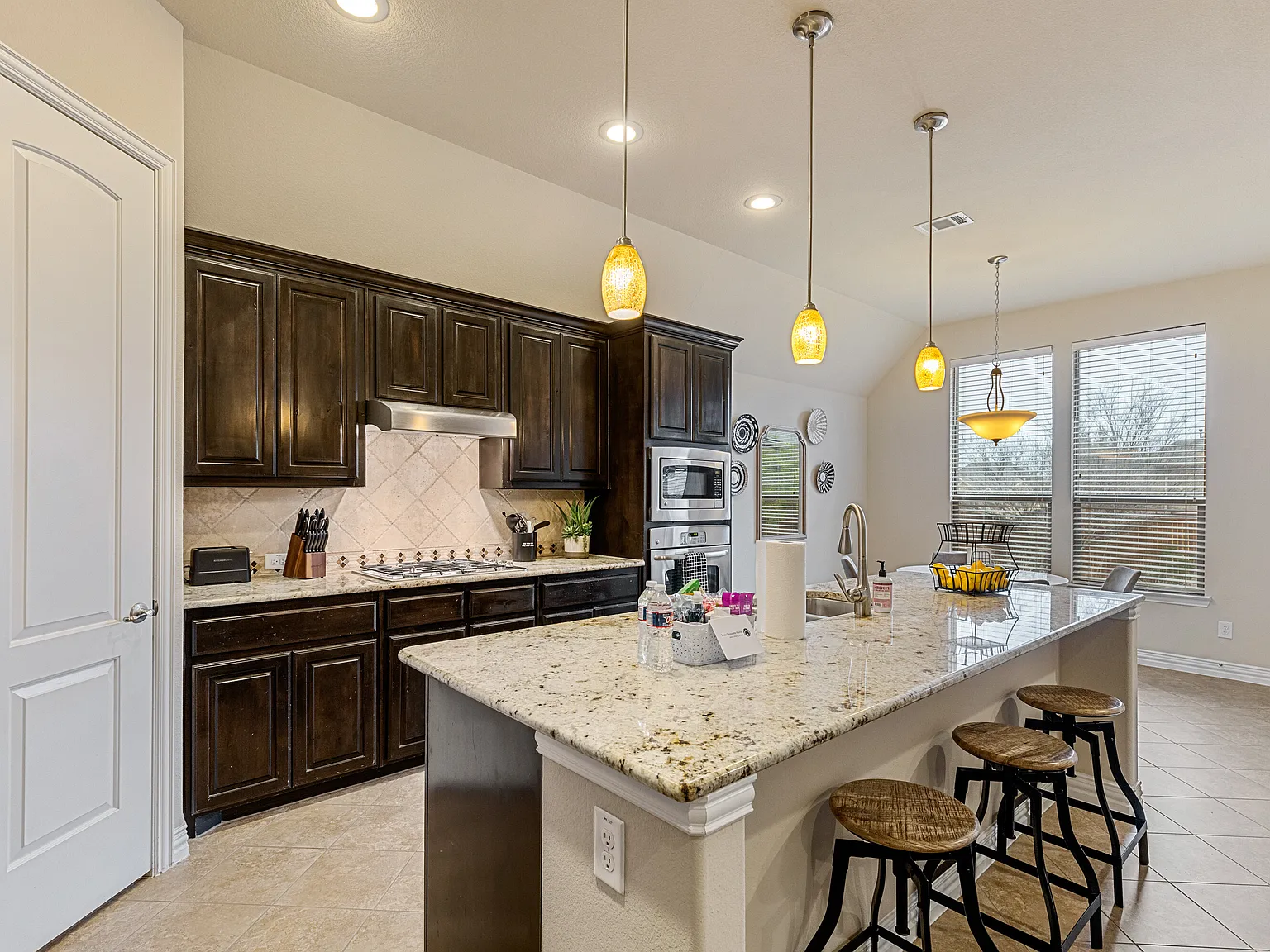 4 bed, 2241 sqft, $7,549 — Photo 4