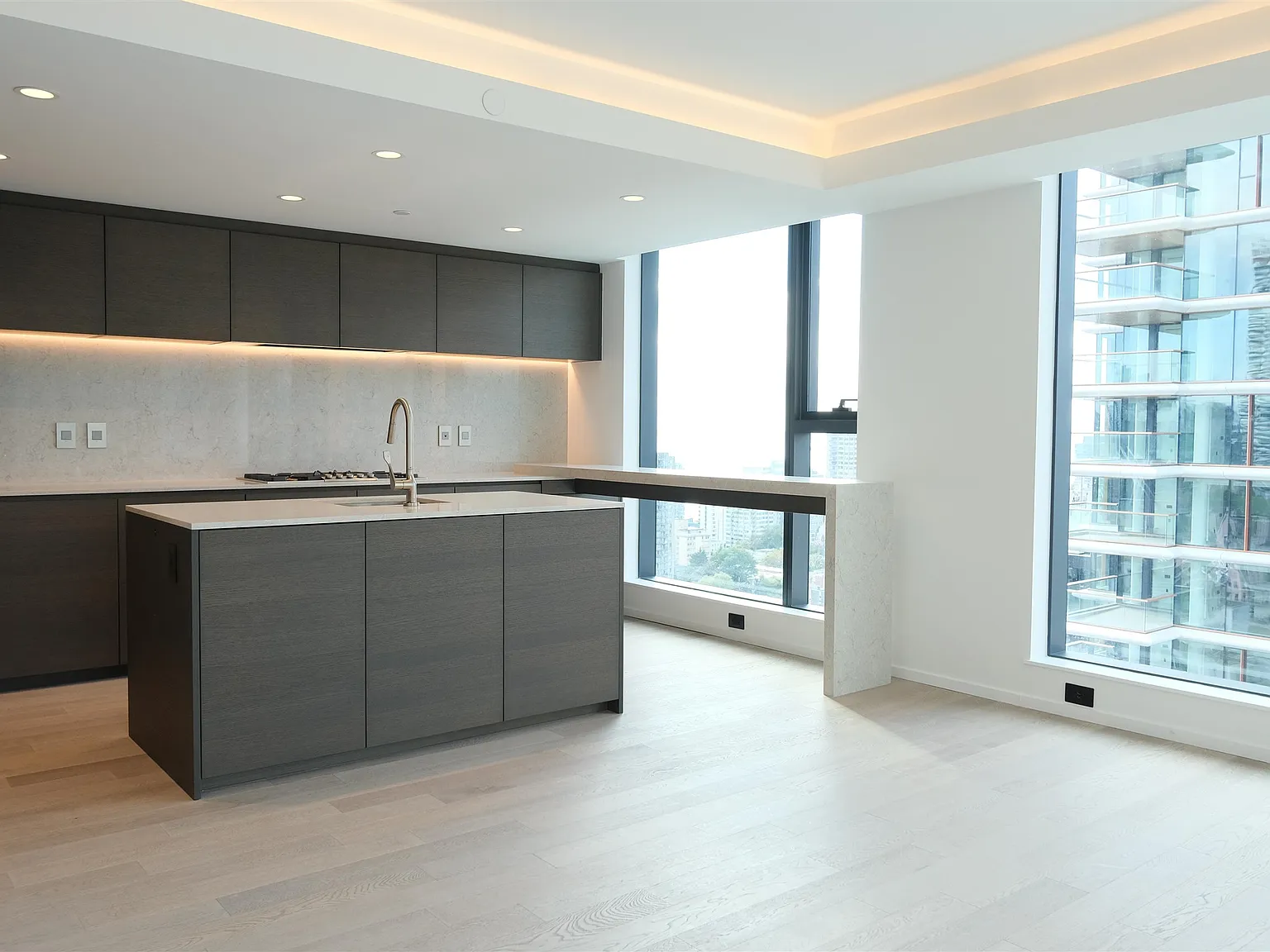 1408 Robson St — Photo 2