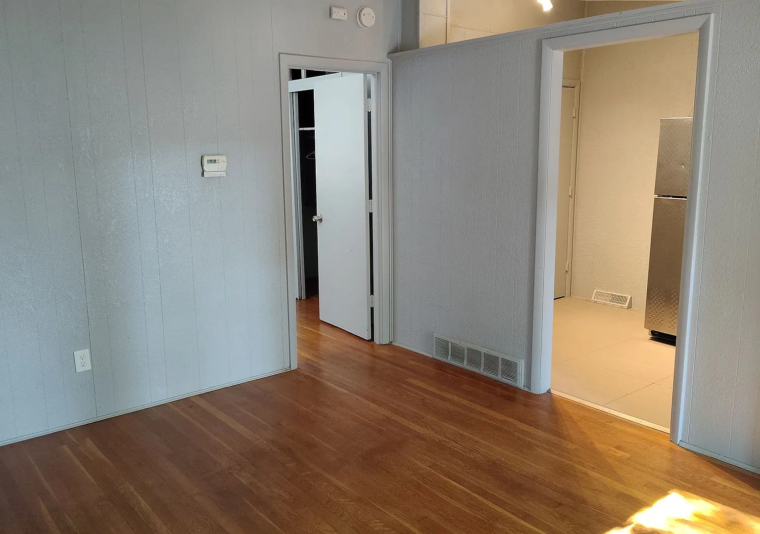 2129 S Scott Ave — Photo 2
