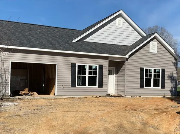 1008 Henry St, Yadkinville, NC 27055