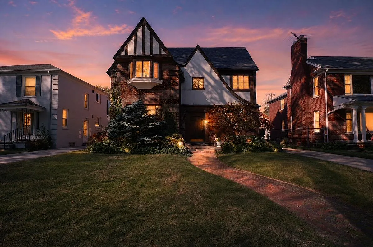 3 bed, 1.5 bath, 2400 sqft, $2,300 — Photo 1