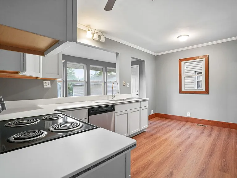 112 Linden Ave — Photo 2