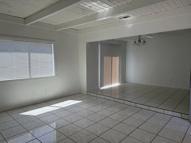 135 W Swain Dr — Photo 2