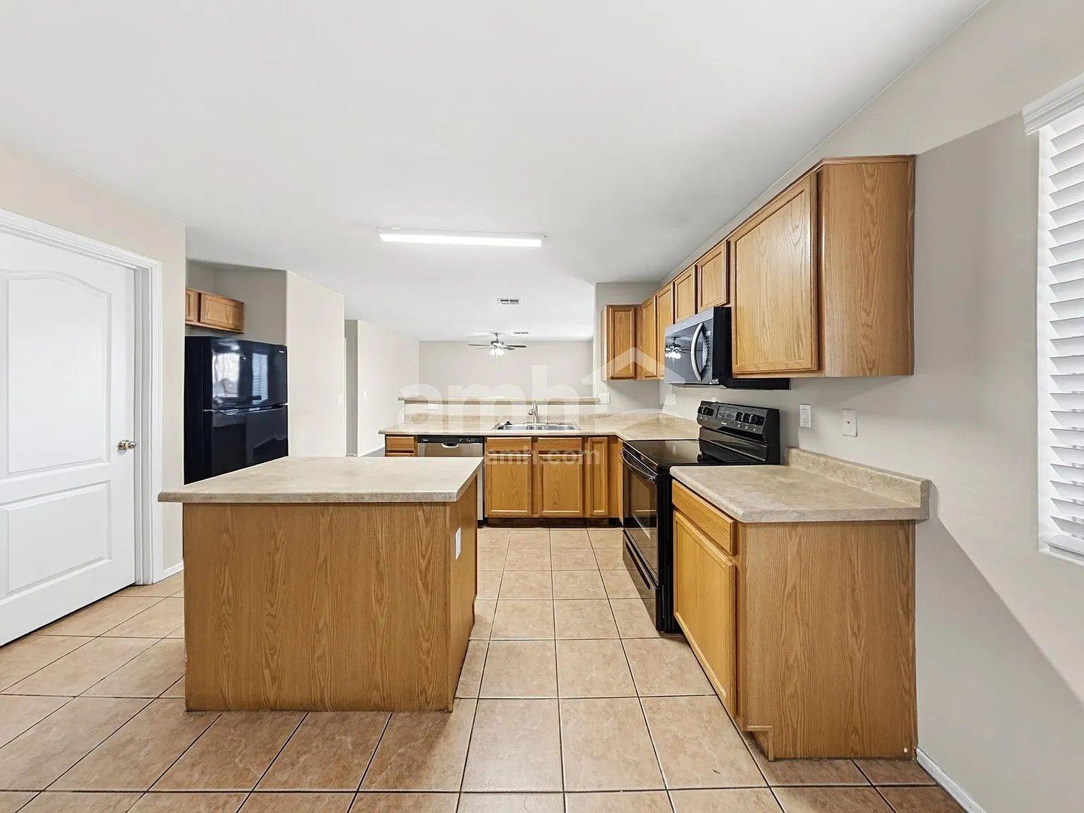 3 bed, 2.5 bath, 2145 sqft, $2,155 — Photo 4