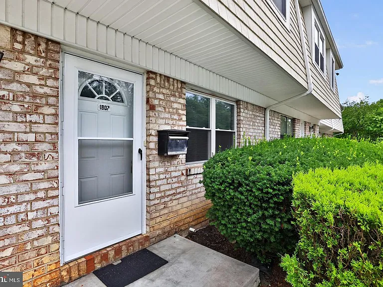 1807 Silver Ct — Photo 33