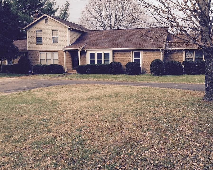 Apartment in neighborhood of Single Family Homes
