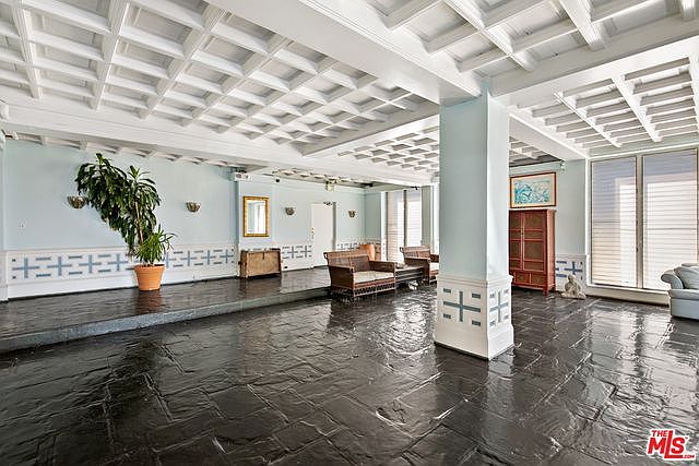 1st image of 634 S Gramercy Pl APT 401