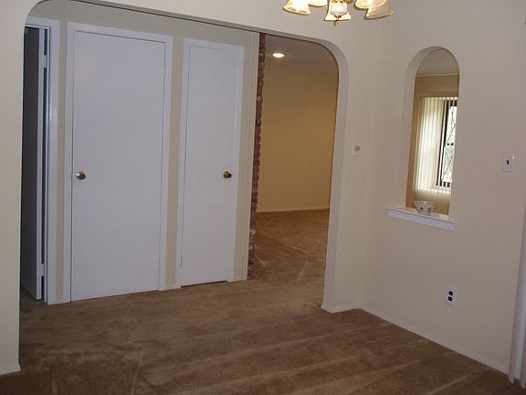 3rd image of 33 Summerfield Ct