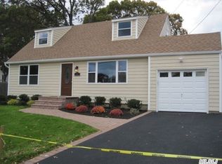 177 N Queens Ave, Massapequa, NY 11758