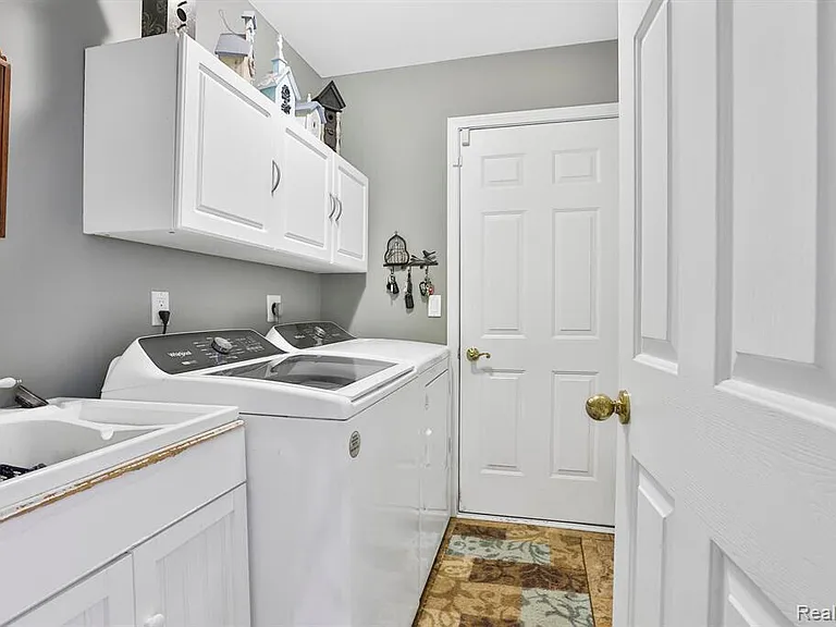 3288 Hickory Dr — Photo 8