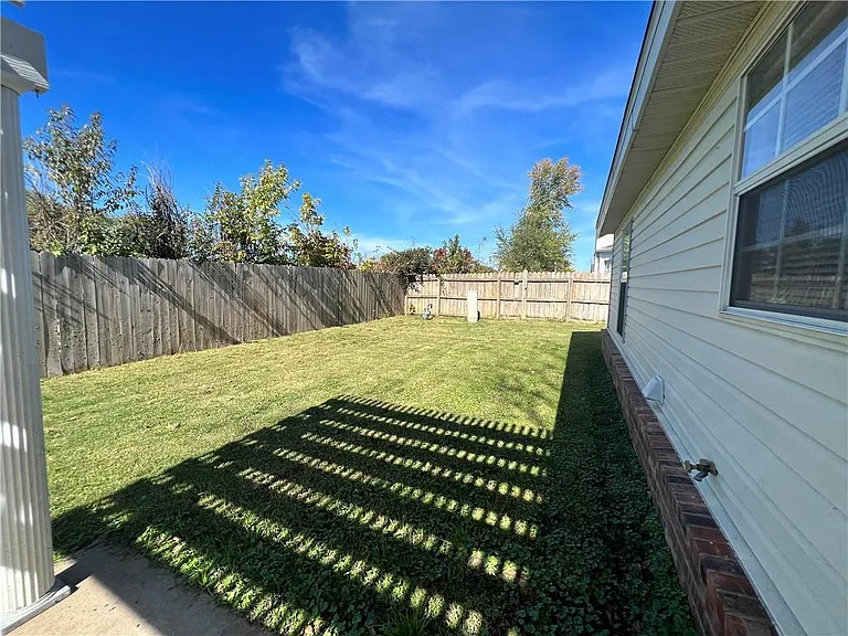 1102 SW Tunbridge Dr — Photo 11