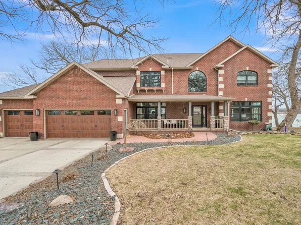 2221 Francis Sites Dr, Spirit Lake, IA 51360