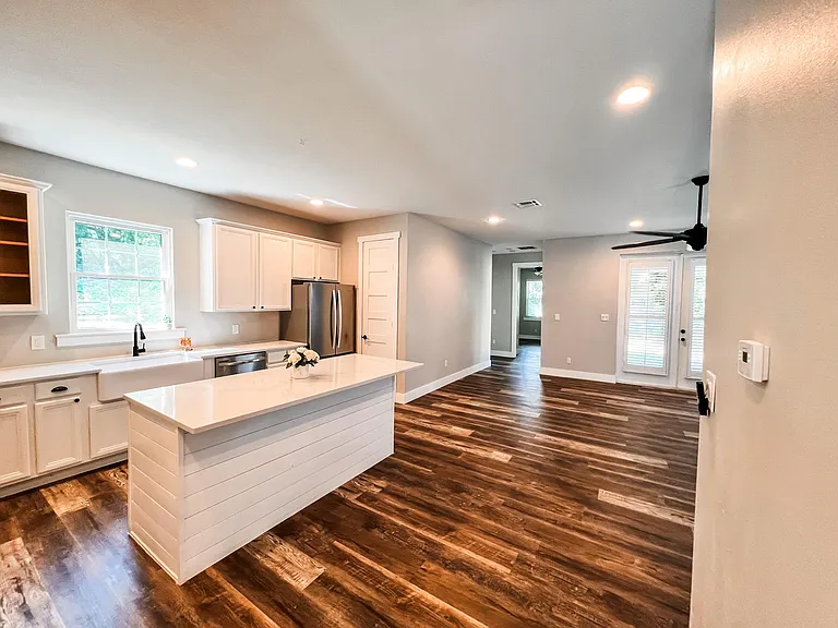 2830 S Brown Ave — Photo 4