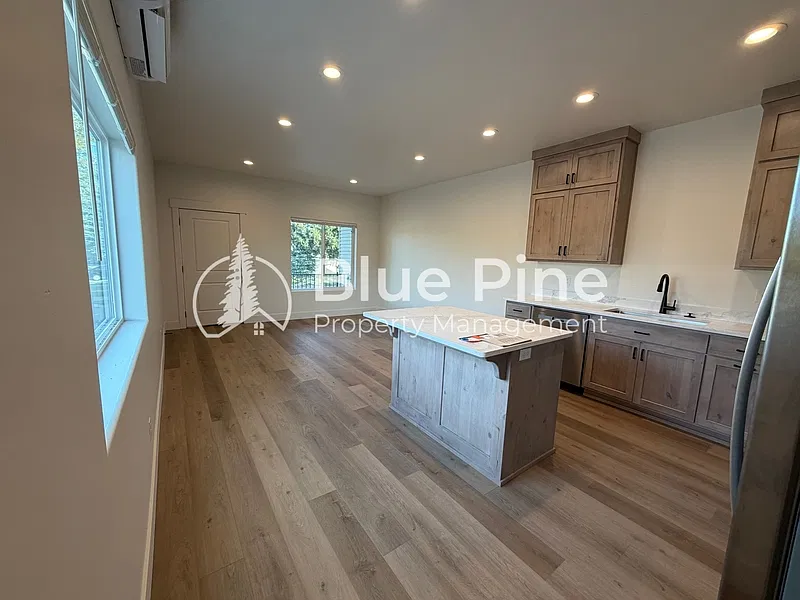 3 bed, 2.0 bath, 1796 sqft, $1,600 — Photo 2