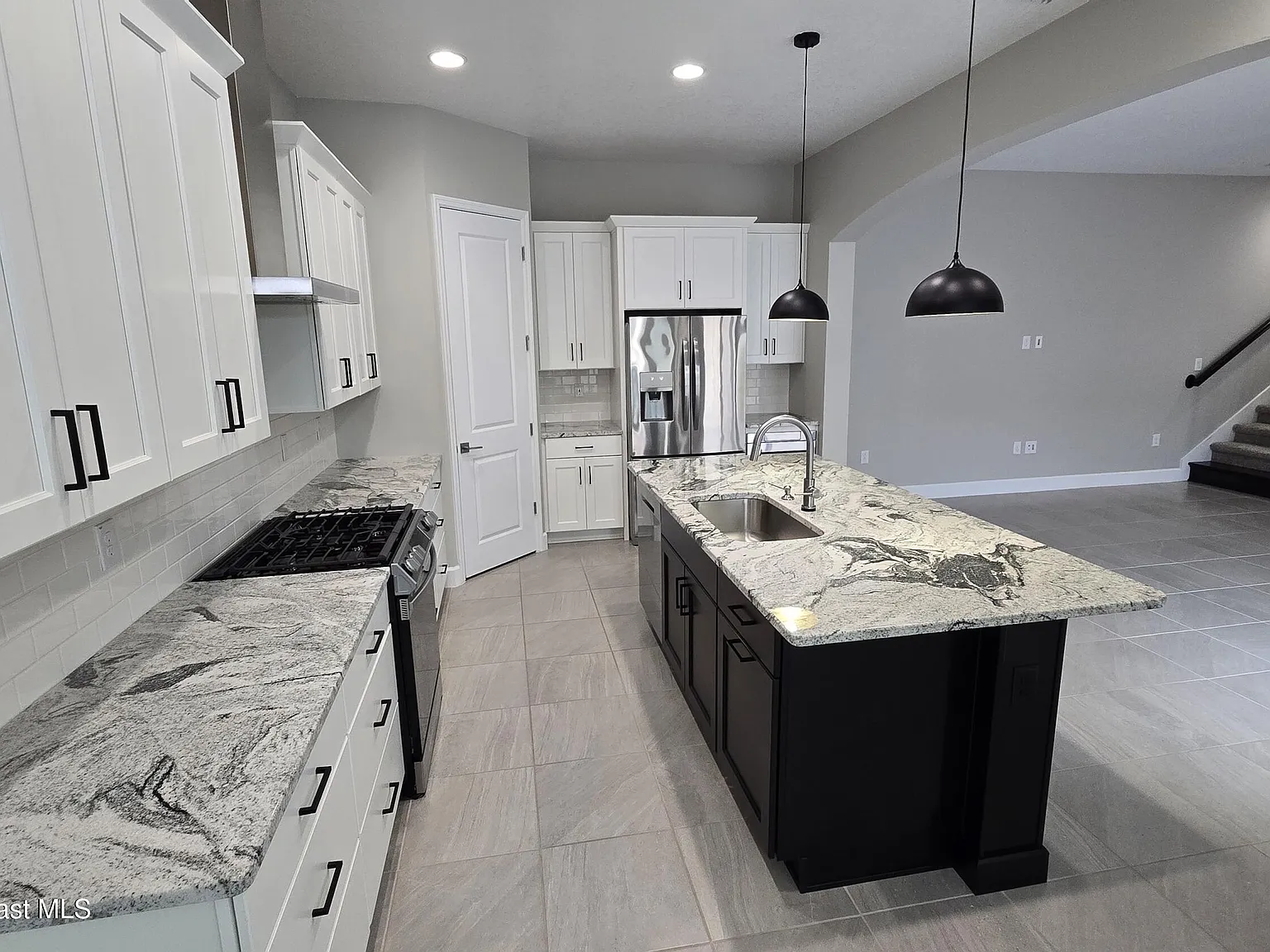 4 bed, 3.5 bath, 2302 sqft, $3,600 — Photo 4