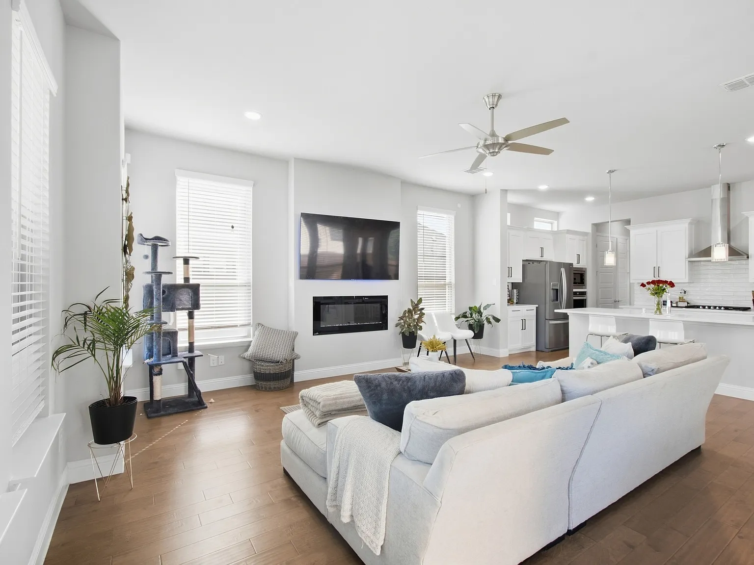 3 bed, 2.5 bath, 2615 sqft, $3,800 — Photo 3