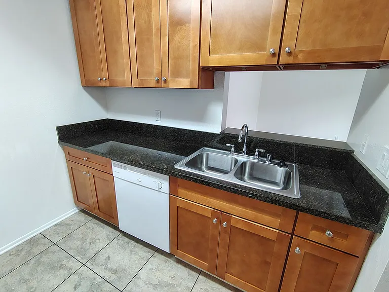 320 W Maple St — Photo 8