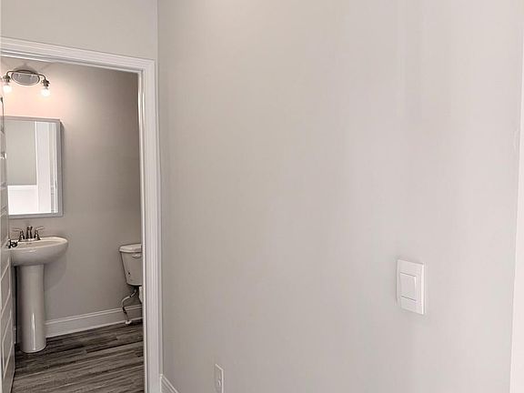 5th image of 442 Magnolia Grove Pl