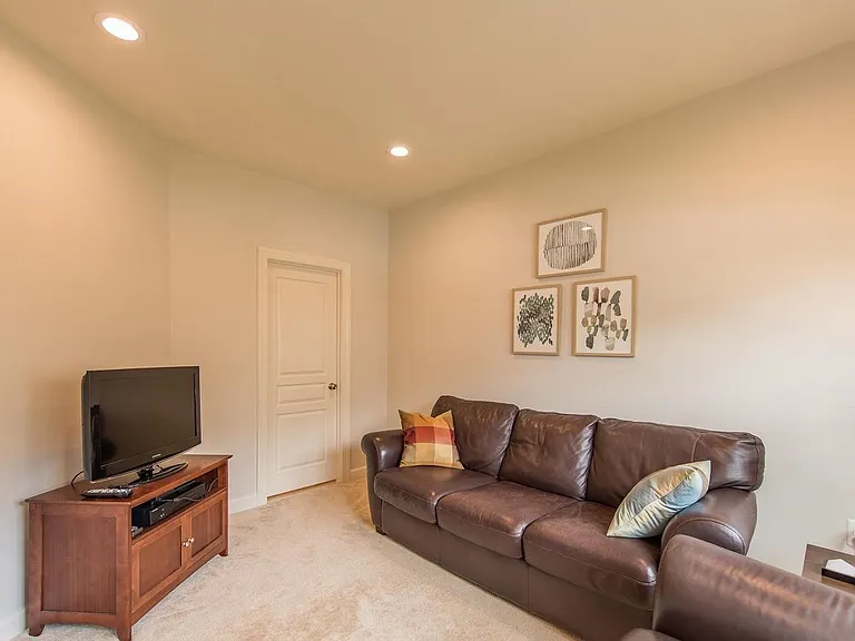 10515 Old Ellicott Cir — Photo 4