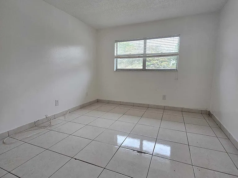 1201 SW 52nd Ave #202-2 — Photo 16