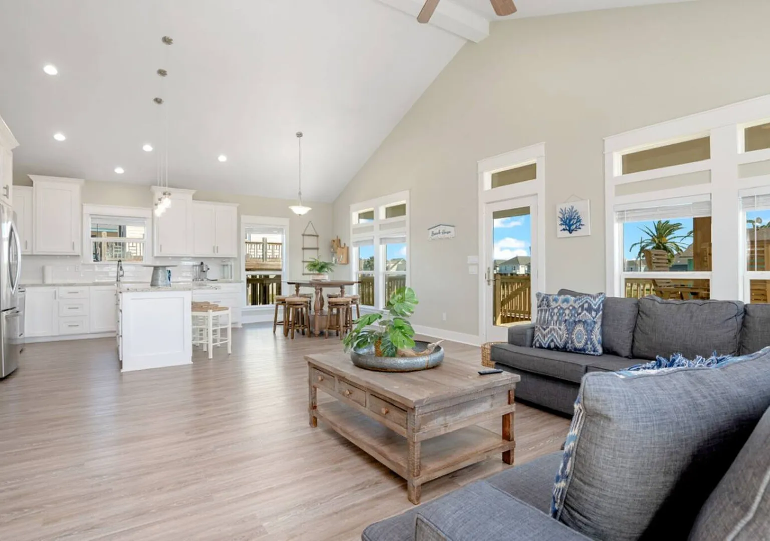 3 Bd/2.5 Bth, King Bed, Walk to Beach — Photo 3