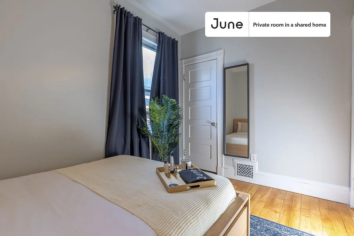 Queen bedroom in 4 bed/2 bath home in Savin Hill #330 C — Photo 2