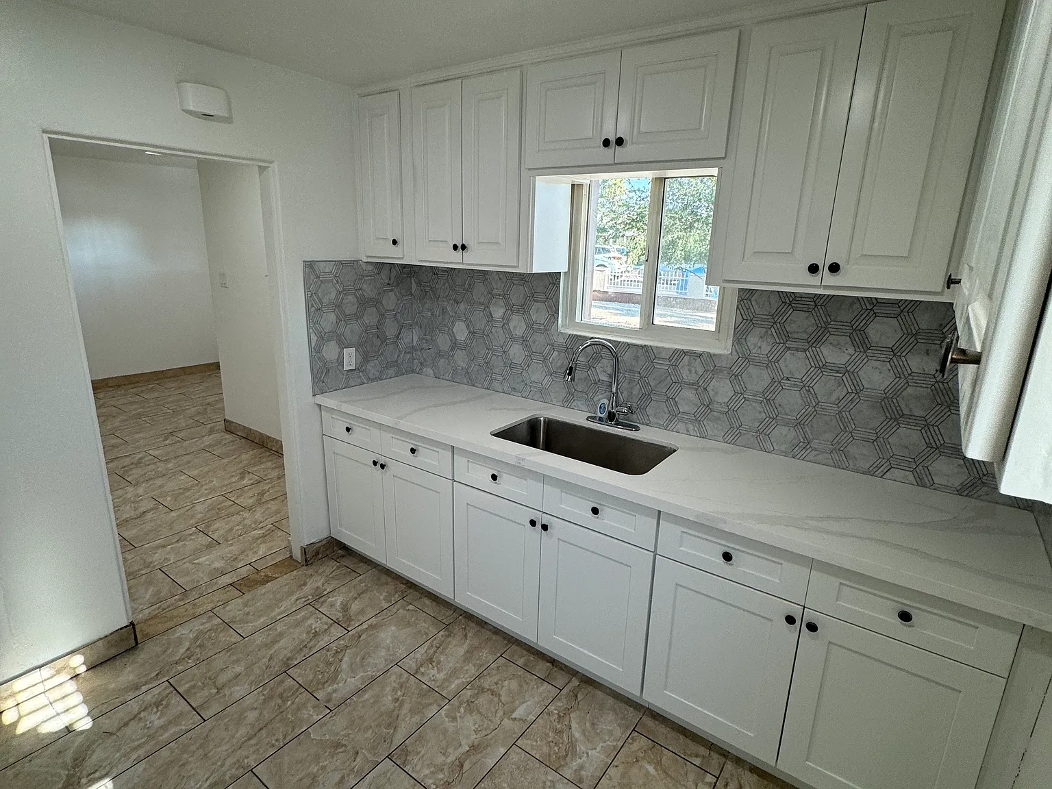 3 bed, 1050 sqft, $1,800 — Photo 4