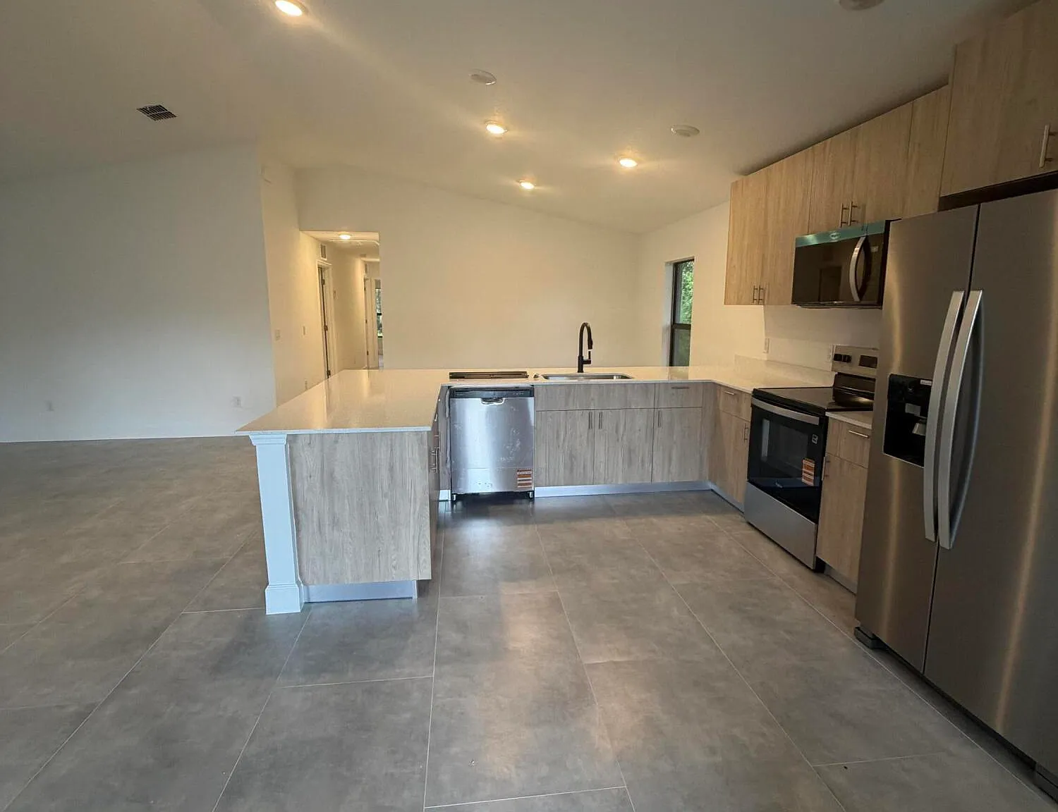 4 bed, 2.0 bath, 1736 sqft, $2,300 — Photo 4