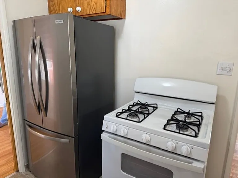 1055 Thompson Ave — Photo 10