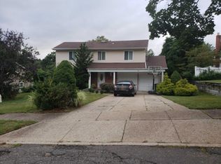 22 Glacier Dr, Smithtown, NY 11787