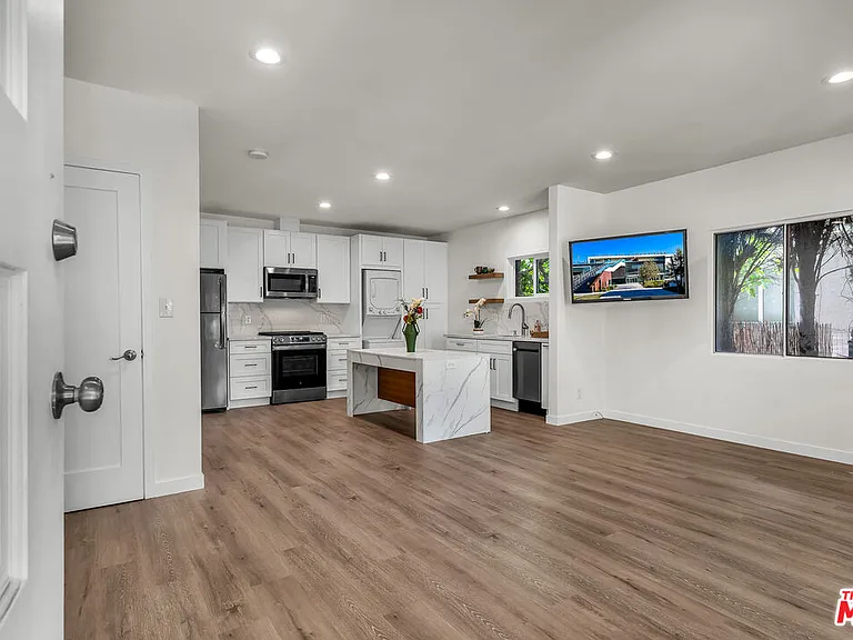 738 Westmount Dr — Photo 6