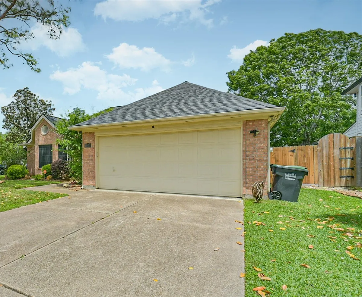 Building Photo - 1021 N Sunset Dr