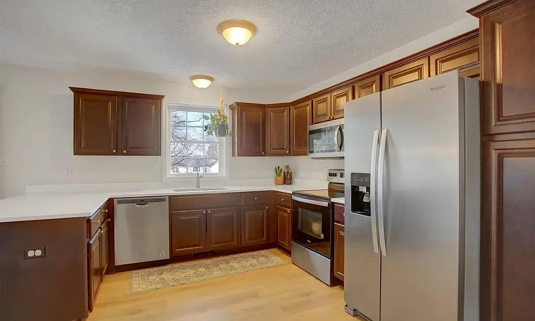 3 bed, 2.5 bath, 1725 sqft, $2,100 — Photo 2