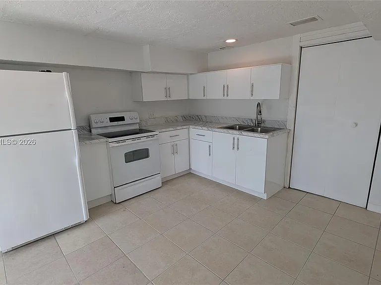 708 NE 4th St #1 — Photo 5