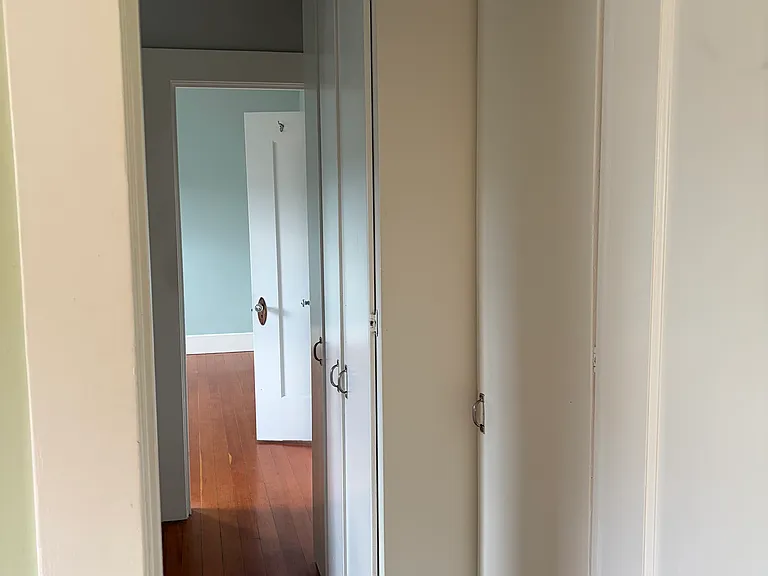 2323 Grant St — Photo 10