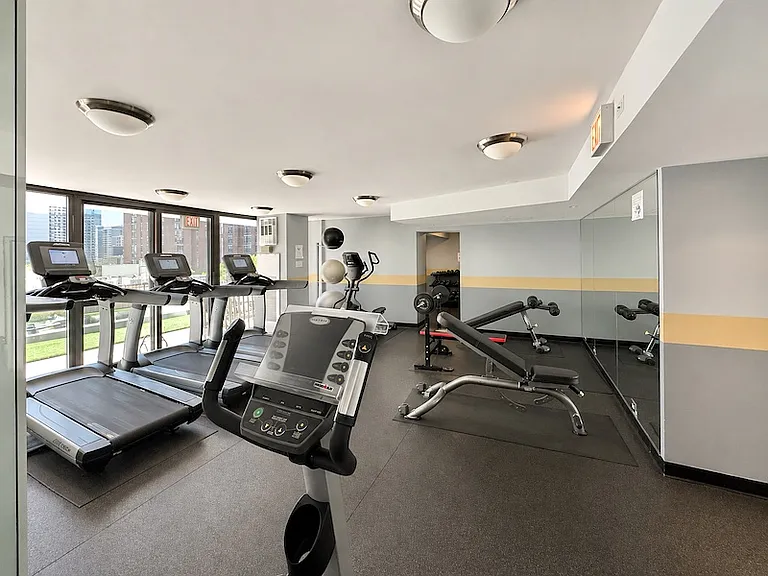 33 W Delaware Pl #15E — Photo 16