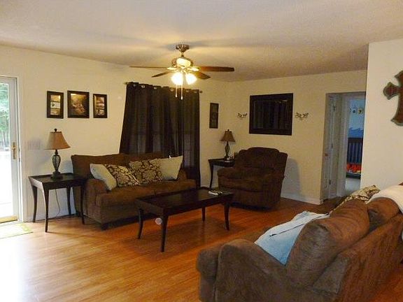 3rd image of 135 Oakdale Dr