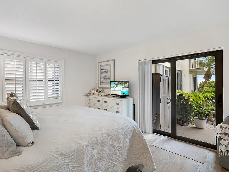 Primary suite with king size bed and a view!