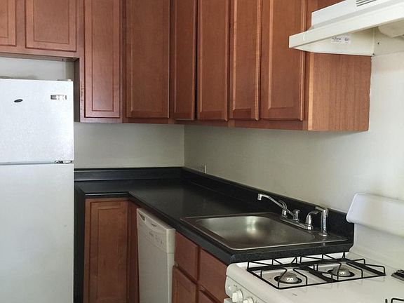 5th image of 2402 N Janssen Ave
