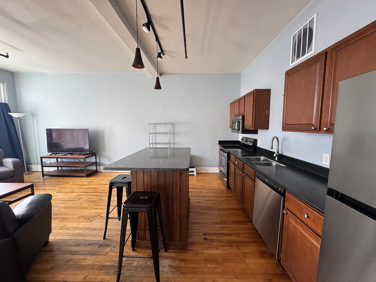 4 bed, 1000 sqft, $2,800 — Photo 3