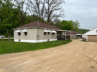 16943 Rooster Ln, Dubuque, IA 52001