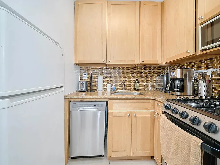 131 E 17th St #14 — Photo 6