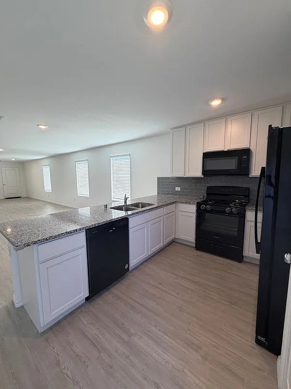 3 bed, 2.0 bath, 1411 sqft, $2,095 — Photo 1
