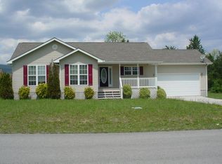 113 Clover Cir, Jacksboro, TN 37757