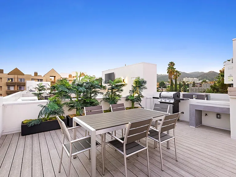 Relax and dine on the roof with a table for 6 and plenty of couch seating.